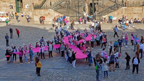 Lazo rosa contra el cáncer de mama en el Obradoiro