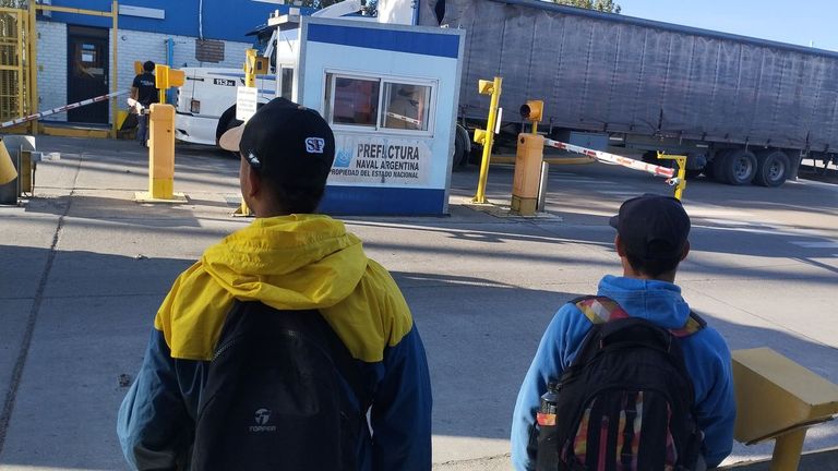 Los «pateadores», marineros en paro que trasiegan por los puertos argentinos: «Llevo 3 semanas durmiendo en la calle y esperando para embarcar»