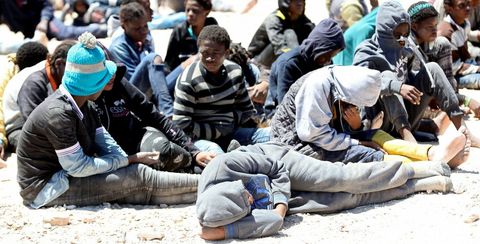 Inmigrantes detenidos en la ciudad libia de Trpoli cuando intentaban salir en barco en direccin a Europa. 