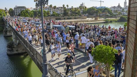 La comitiva fúnebre por el puente de Triana