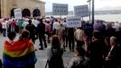 Varios manifestantes, entre ellos dos jvenes envueltas en una bandera LGTBIQ, en el Campo Valds
