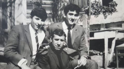 Ignacio Vilar cos seus amigos Daro e Nito na praza de Petn no 1966