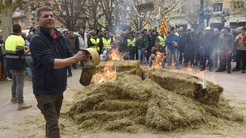Agricultores prenden fuego a una paca de paja en Huesca