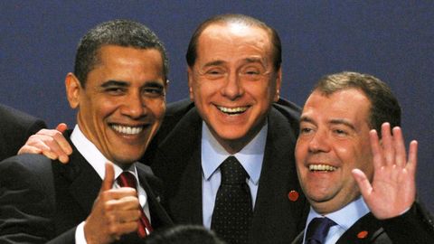 Berlusconi bromea con el presidente estadounidense Barack Obama y el presidente ruso Dmitry Medvedev durante una oportunidad de fotografía grupal en la Cumbre del G20 en Londres el 2 de abril de 2009