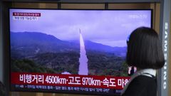 Una mujer ve las noticias sobre el lanzamiento de un misil norcoreano en Seúl, Corea del Sur
