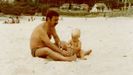 O escritor e guionista Diego Amexeiras, de neno, co seu pai na praia