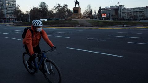 Un ciclista, ayer, en una solitaria avenida de Santiago de Chile