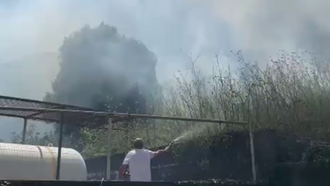Incendio en Monte da Vila, en O Grove, los vecinos refrescan con mangueras