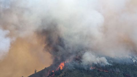 El incendio de Vilamor, en O Courel, se acerca a Castro Portela