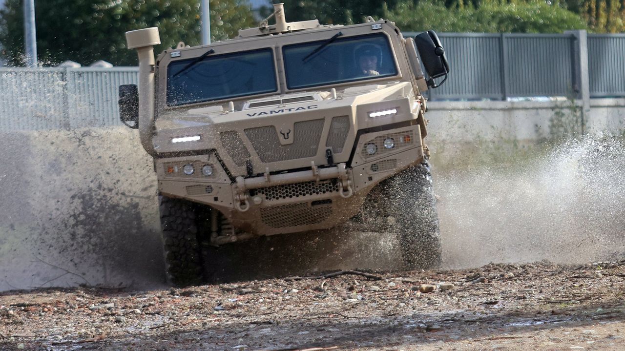 Protagonistas gallegos del 23F.Juan Chouza, con el uniforme de servicio de la FSSF. En aquel momento todav�a era soldado raso (lleg� a sargento), aunque ya estaba cualificado como paracaidista, tal y como reflejan las alas estampadas en su bolsillo izquierdo.