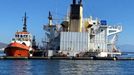 El OS 35, durante la operacin de hundimiento de la popa en el fondo arenoso de Gibraltar