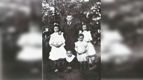 Florencio Delgado Gurriarán (coas mans no cinto), xunto cos seus irmáns.