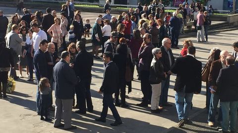 Numerosas personas se dieron cita en la Plaza de Armas de Ferrol para mostrar su repulsa a los atentados.