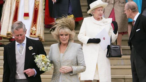 La reina Isabel II de Inglaterra y su esposo charlan en el día de la boda entre el príncipe Carlos y Camilla Parker Bowles en el año 2005.