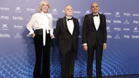 El presidente de la Academia de Cine, Fernando Méndez-Leite (c), acompañado por los vicepresidentes, Rafael Portela y Susi Sánchez