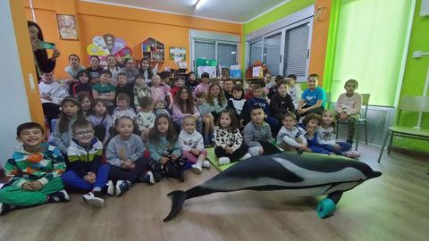 Los escolares del CEIP de San Ramón, en Moeche, junto a la maqueta de delfín del Cemma