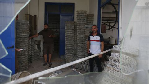 Tras acabar de romper la puerta trasera del edificio, los grupos de jóvenes entraron en la nave por ella, pese al peligro evidente de los cristales.