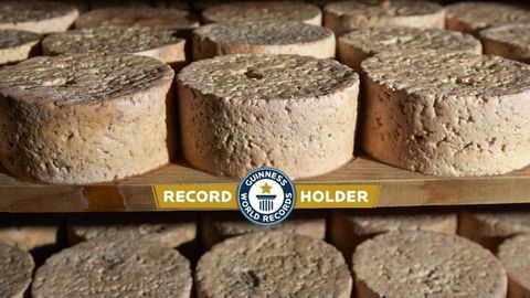 Piezas de queso de cabrales, uno de los tipos de queso que revolucionaron los hermanos lucenses