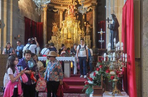 Un grupo de turistas se acerc ayer a la iglesia parroquial de Padrn para visitar el Pedrn.