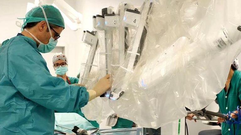 El Hospital 12 de Octubre realiza la primera operación robótica en España a un bebé con obstrucción renal
