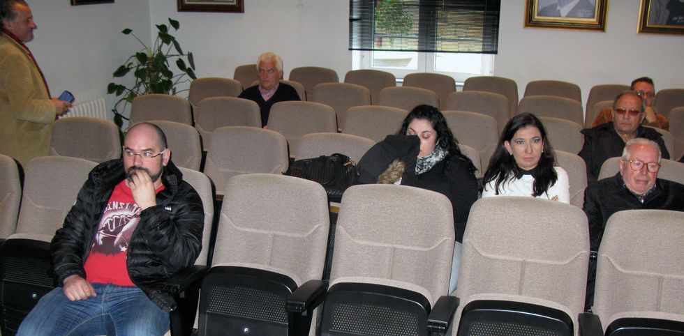 Los cabezas de lista del BNG, Efr�n Castro, y la del PSOE, PIlar L�pez asistieron a la �ltima sesi�n ordinaria desde el p�blico y siguieron con atenci�n todas las intervenciones. 