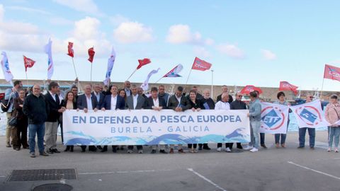 Al término término del Consello Galego de Pesca, el sector realizó una concentración simbólica de los asistentes como gesto de protesta contra las políticas pesqueras de la Comisión Europea.