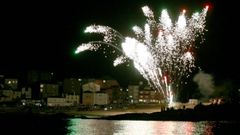Foto de archivo de fuegos artificiales lanzados durante las fiestas de A Maruxaina que se celebran en San Cibrao, Cervo