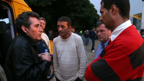 Miguel Ríos hablando con los organizadores el año que finalmente no actuó por mal tiempo