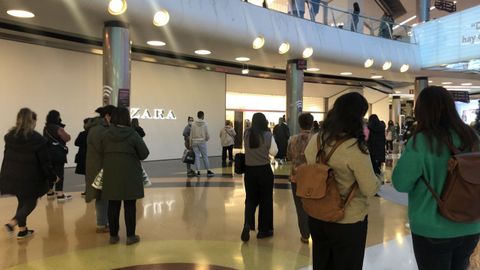 Gente esperando a la apertura de Zara en Marineda City en el primer día de rebajas