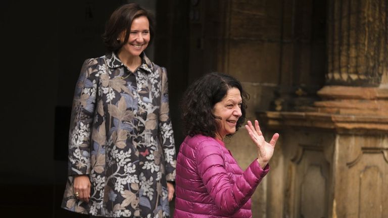 La bióloga estadounidense, Bonnie L. Bassler y la directora de la Fundación Princesa de Asturias, Teresa Sanjurjo