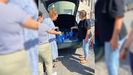 El Ayuntamiento de A Pobra do Brolln reparte garrafas de agua entre las personas consideradas como vulnerables 