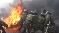 Agentes de la polica militar intentan destruir una barricada en Sacaba, en las afueras de Cochabamba