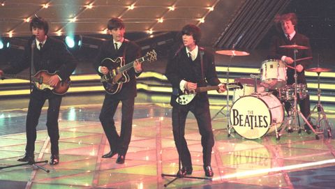 Xoel López, en primer plano, imitando al John Lennon  con tal fidelidad que hasta coloca las piernas igual él en 1964