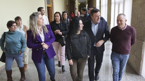 Formoso, rodeado de alcaldes y candidatos socialistas de la Costa da Morte, en el Parlamento de Galicia.