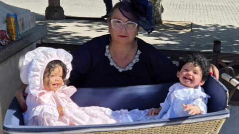 Marta Villamil, con dos de sus bebs reborn