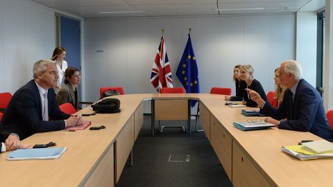 El negociador britnico, Stephen Barclay, frente a su homlogo comunitario, Michel Barnier, durante la reunin del viernes en Bruselas