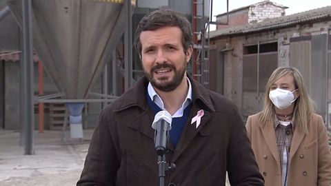 El lder del PP, Pablo Casado, y la candidata a las elecciones catalanas por Lrida, Marisa Xandri, este jueves en un acto en Castellnou de Seaba (Lrida)