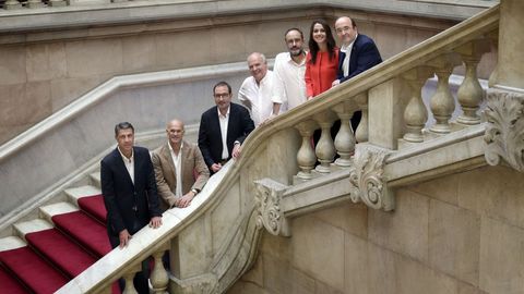 Los candidatos de las elecciones de septiembre del 2015: Albio, Romeva, Espadaler, Rabell, Baos, Arrimadas e Iceta, en la escalinata del Parlament el da de reflexin
