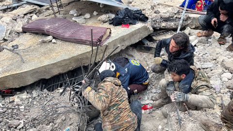 Búsqueda de supervivientes del terremoto en Jandaris, en el norte de Siria