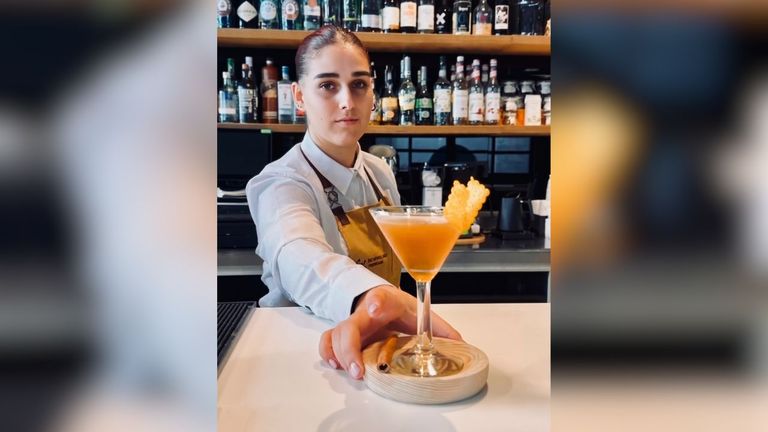 Aroa Reguera, la lucense que triunfa sirviendo cócteles: «El premio a barman joven del año es una recompensa a mi trabajo»