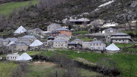 Antes de llegar a Piornedo, en la aldea de Moreira, las pallozas de latón han borrado todo rastro de paja en sus cubiertas