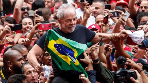 Simpatizantes del expresidente de Brasil Luiz Inácio Lula da Silva fue  llevado en hombros durante su primer acto en libertad en Sao Bernardo do Campo