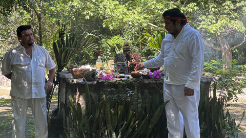 El chaman de la comunidad maya de Dos Palmas durante un ritual.