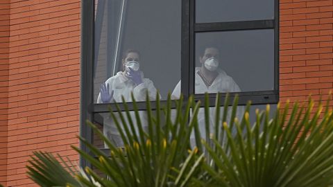 Dos operarios en la residencia Monte Hermoso de Madrid, donde la Fiscala investigar la muerte de al menos 17 ancianos por el coronavirus