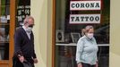 Un matrimonio protegido con mascarillas pasea por el Campillín, en Oviedo