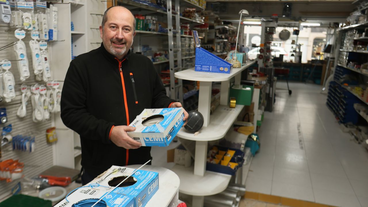 Paco Rouco, que trabaja en la ferreter&iacute;a Aparellos, en Verxeles, esta semana en &laquo;Pataca&raquo;