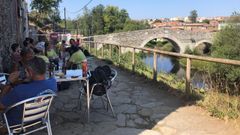 La rehabilitacin del puente de Furelos, en Melide, entorpece la temporada alta en el Camino