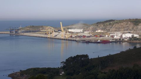 El puerto exterior de Ferrol, que empez a operar comercialmente en 2007, incorporar dos nuevos trficos, de piezas elicas y coches