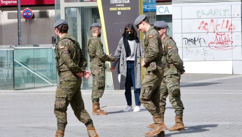 Militares de la Brilat patrulando las calles de Pontevedra