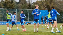 Enzo Cazorla y Xavi Vicente, en el centro, esta ma�ana en el entrenamiento del Real Oviedo